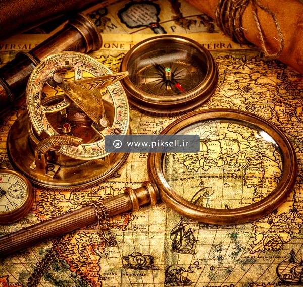 عکس با کیفیت از ذره بین و قطب نمای قدیمی