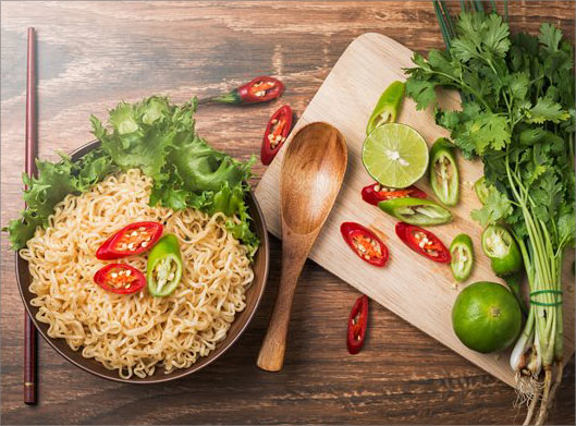 عکس با کیفیت از نودلیت سبزیجات و ماکارونی