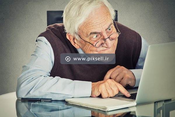عکس با کیفیت از پیرمرد و لپ تاپ
