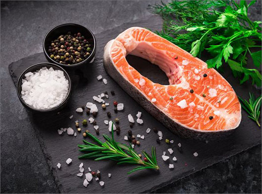 عکس با کیفیت از فیله ماهی و نمک و فلفل