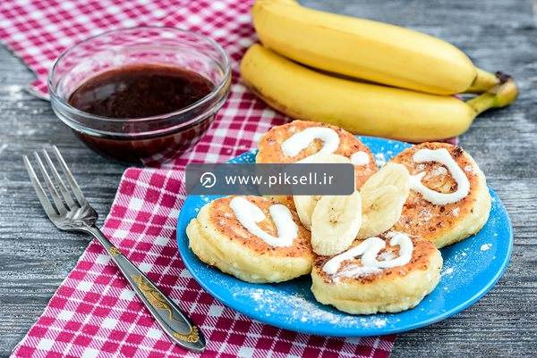 عکس با کیفیت از صبحانه با موز و شیرینی و مربا