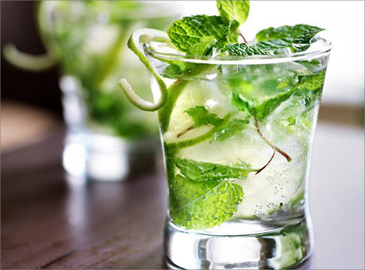 عکس با کیفیت از نوشیدنی لیمویی و نعنایی