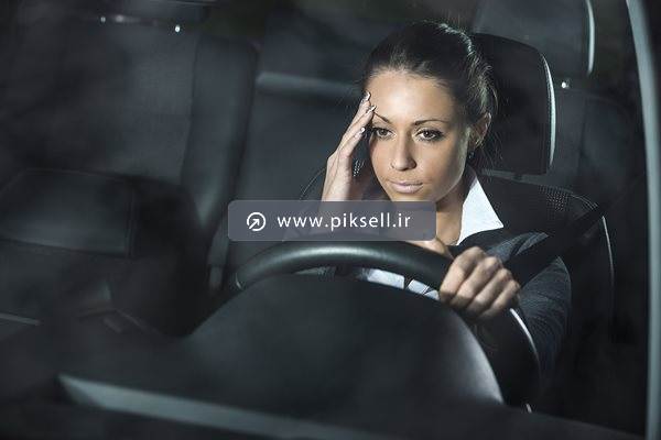 عکس با کیفیت از زن در ماشین و میگرن