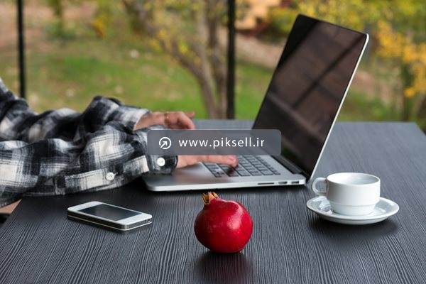 عکس با کیفیت از کار کار با لپ تاپ و میزکار