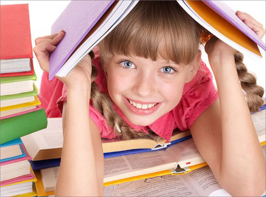 عکس با کیفیت از دخترک زیر کتاب ها