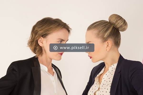 عکس با کیفیت از دو زن عصبانی و مشاجره