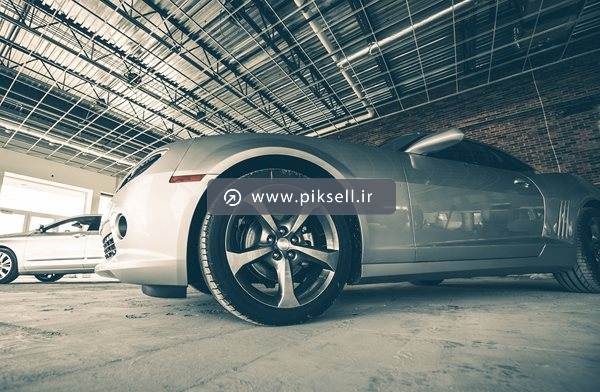 عکس با کیفیت از ماشین کوپه در گاراژ