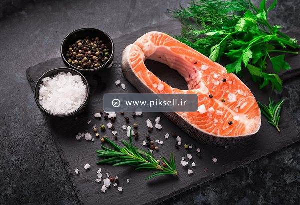 عکس با کیفیت از فیله ماهی و نمک و فلفل