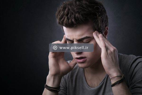 عکس با کیفیت از پسر نوجوان و سردرد