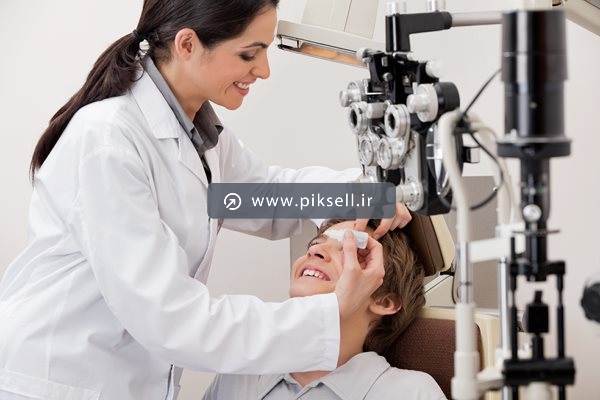 عکس با کیفیت از پسر بچه در چشم پزشکی