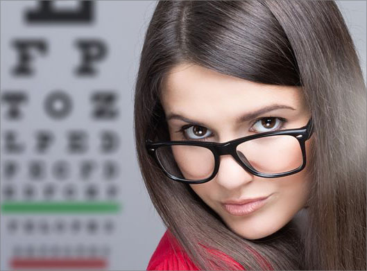 عکس با کیفیت از دختر در کلاس زبان انگلیسی
