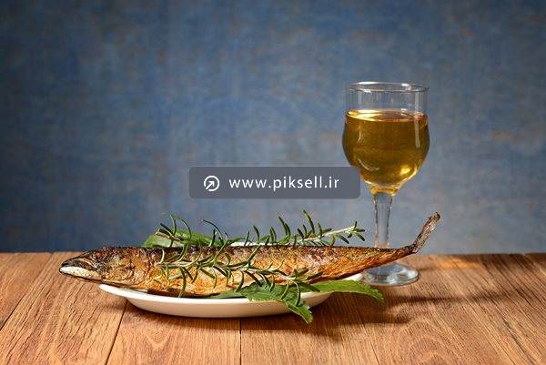 عکس با کیفیت از ماهی سرخ شده و رزماری