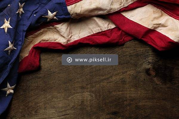 عکس با کیفیت از پس زمینه تخته چوب و پرچم آمریکا