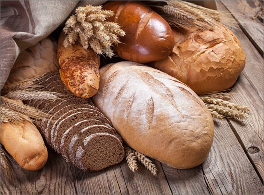 عکس با کیفیت از انواع نان فانتزی روی میز