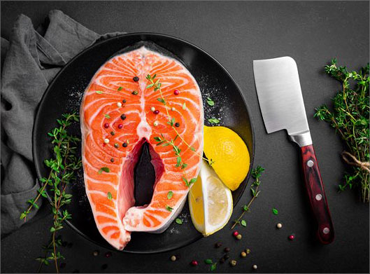 عکس با کیفیت از فیله ماهی و دانه های رازیانه