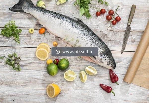 عکس با کیفیت از ماهی نپخته و لیمو ترش