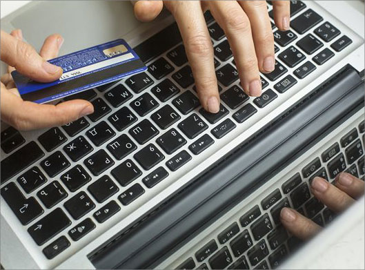 عکس با کیفیت از وارد کردن اطلاعات کارت بانکی و خرید اینترنتی