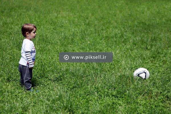 عکس با کیفیت از پسر بچه و فوتبال