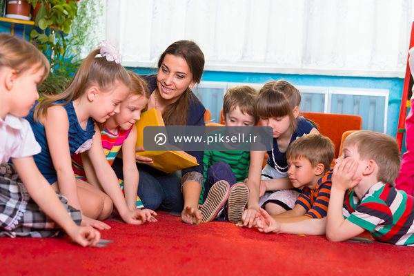 عکس با کیفیت از پیش دبستانی و معلم