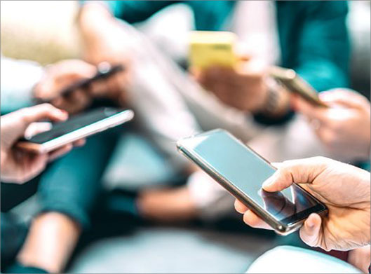 عکس با کیفیت از جمع دوستان و موبایل