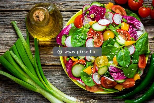 عکس با کیفیت از سالاد پیازچه و اسفناج و صیفیجات