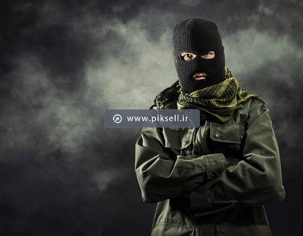 عکس با کیفیت از پس زمینه مشکی و دزد نقاب دار