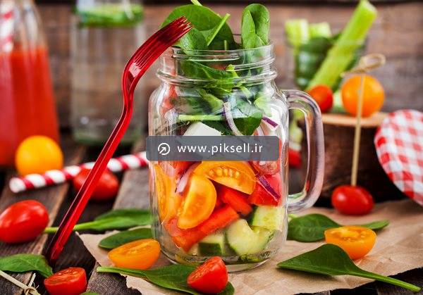 عکس با کیفیت از سبزیجات و صیفیجات در لیوان