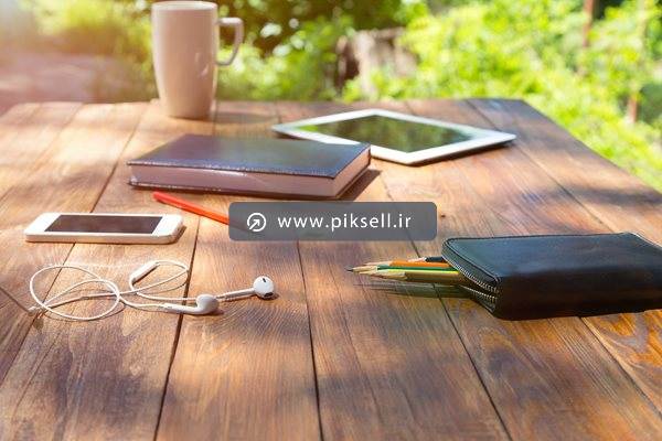 عکس با کیفیت از میز و وسایل کار آنلاین