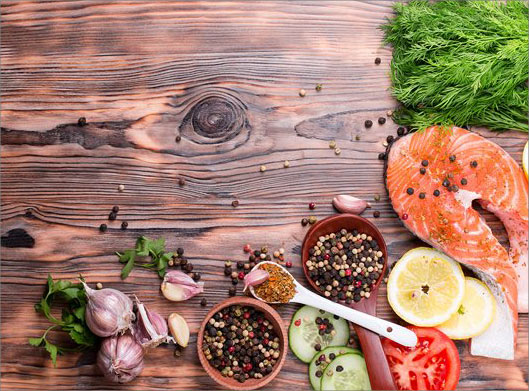 عکس با کیفیت از بکگراند با حشیه ی فیله ماهی و سبزیجات