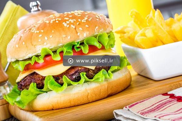 عکس با کیفیت از همبرگر با پنیر اضافه