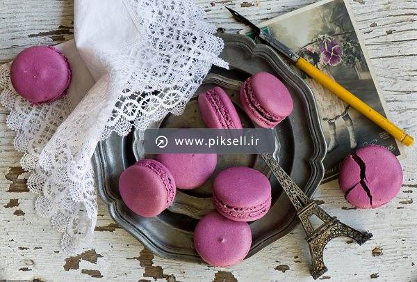 عکس با کیفیت از کیک های کوچک بنفش ، برج ایفل و سینی