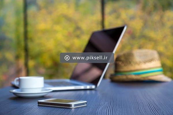 عکس با کیفیت از موبایل و لپ تاپ روی میز