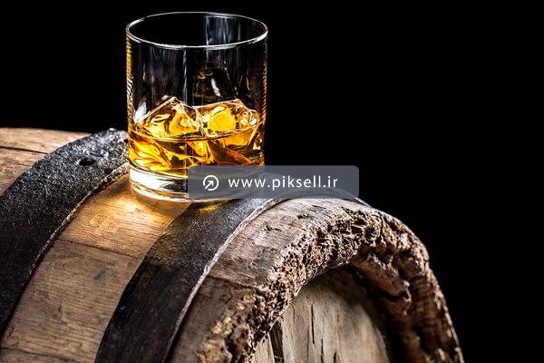 عکس با کیفیت از لیوان نوشیدنی و بشکه چوبی