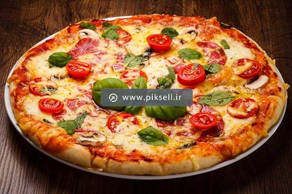 عکس با کیفیت از پیتزای پپرونی و گوجه