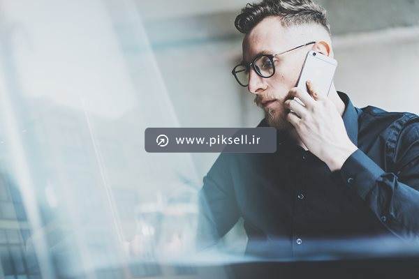 عکس با کیفیت از مرد جوان و تلفن های کاری
