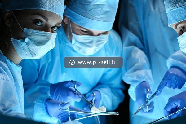 عکس با کیفیت از اتاق عمل و پنس در دست پزشک ها