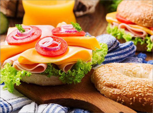 عکس با کیفیت از ساندویچ کالباس و پنیر