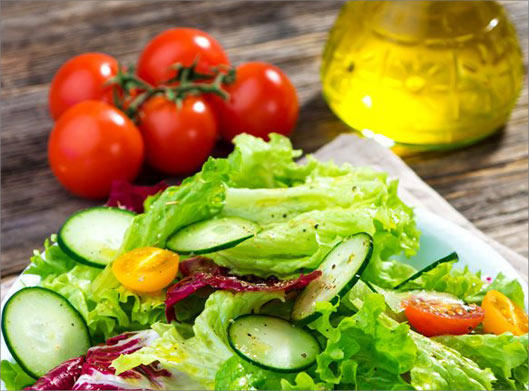 عکس با کیفیت از سالاد و روغن زیتون