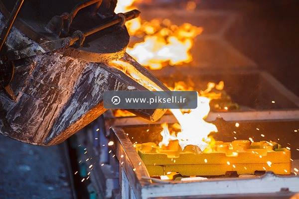 عکس با کیفیت از ریختن آهن مذاب در قالب