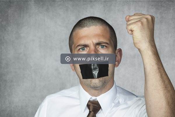 عکس با کیفیت از چسب روی دهان مرد با مفهوم خفه شدن و ساکت شدن