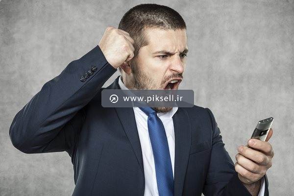 عکس با کیفیت از مرد عصبانی و گوشی