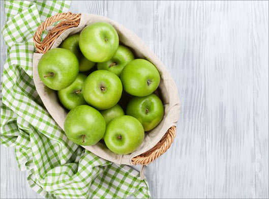 عکس با کیفیت از سبد سیب های سبز