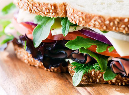 عکس با کیفیت از ساندویچ با برگ چغندر