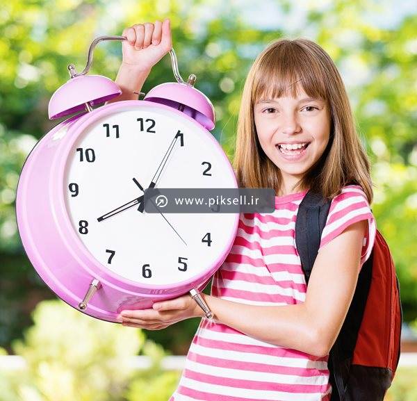 عکس با کیفیت از ساعت در دست دانش آموز