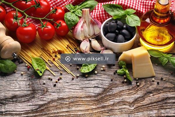 عکس با کیفیت از پختن ماکارونی ، گوجه ، زیتون ، سیر و روغن