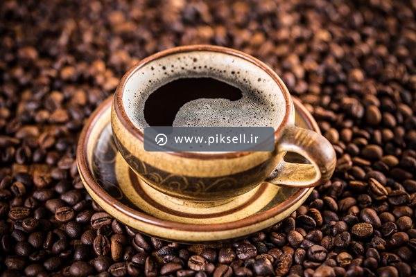 عکس با کیفیت از فنجان قهوه کف دار