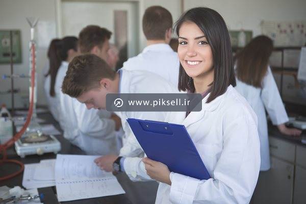 عکس با کیفیت از دختر دانشجو در کلاس شیمی