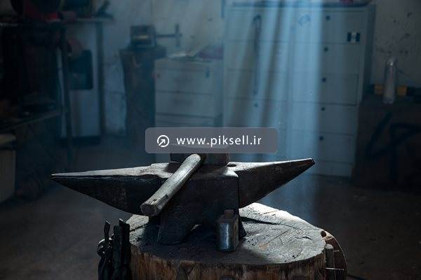 عکس با کیفیت از کارگاه آهنگری و سندان