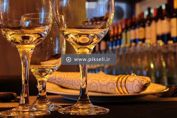 عکس با کیفیت از گیلاس و بار