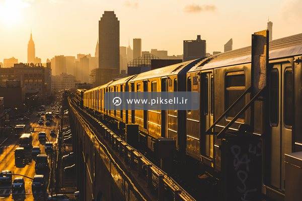 عکس با کیفیت از قطار هوایی و نمای شهر قدیمی